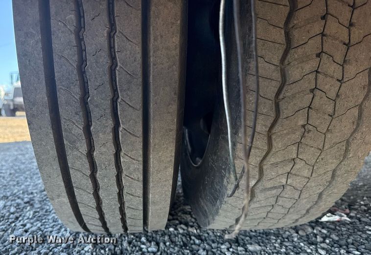 image for item EG2571 2014 Ford F550 Super Duty  shuttle bus