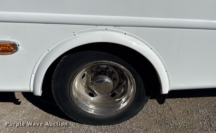 image for item EG2571 2014 Ford F550 Super Duty  shuttle bus