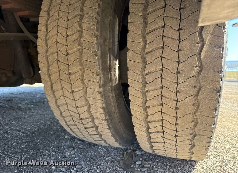 image for item EG2571 2014 Ford F550 Super Duty  shuttle bus