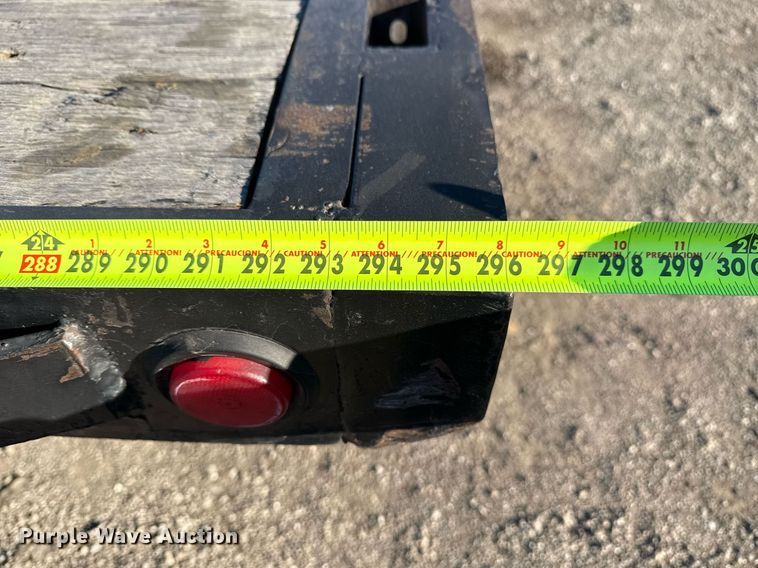 image for item EG2584 2005 GMC C5500 flatbed truck