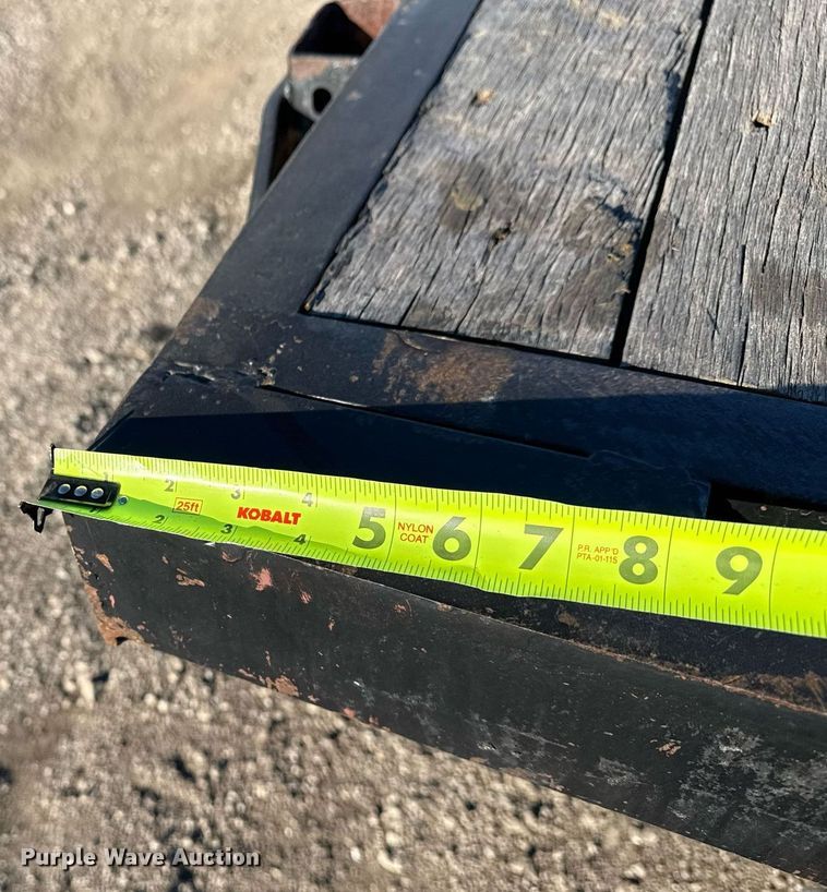 image for item EG2584 2005 GMC C5500 flatbed truck