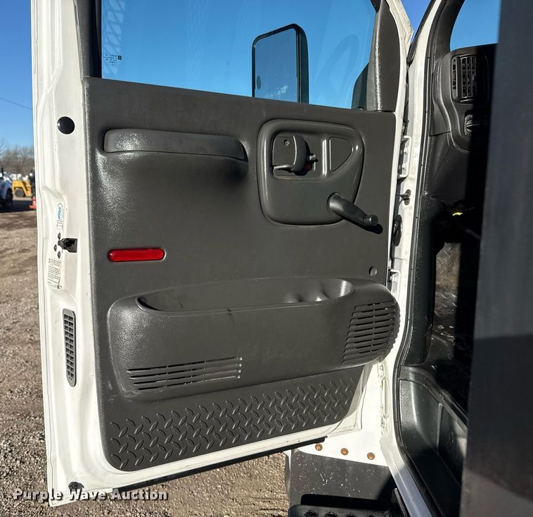 image for item EG2584 2005 GMC C5500 flatbed truck