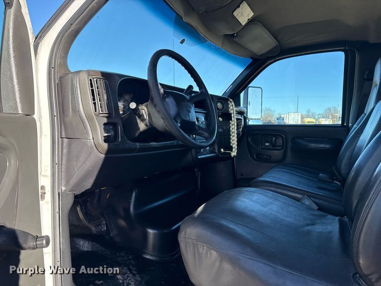 image for item EG2584 2005 GMC C5500 flatbed truck