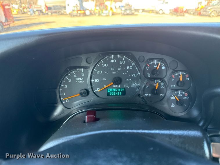 image for item EG2584 2005 GMC C5500 flatbed truck