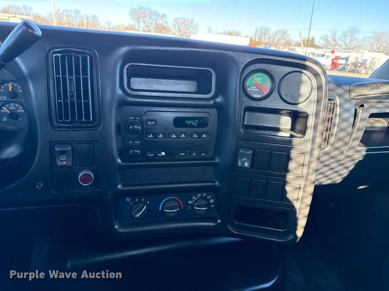 image for item EG2584 2005 GMC C5500 flatbed truck