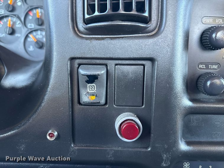 image for item EG2584 2005 GMC C5500 flatbed truck