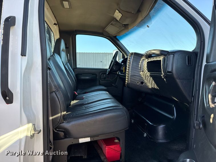 image for item EG2584 2005 GMC C5500 flatbed truck