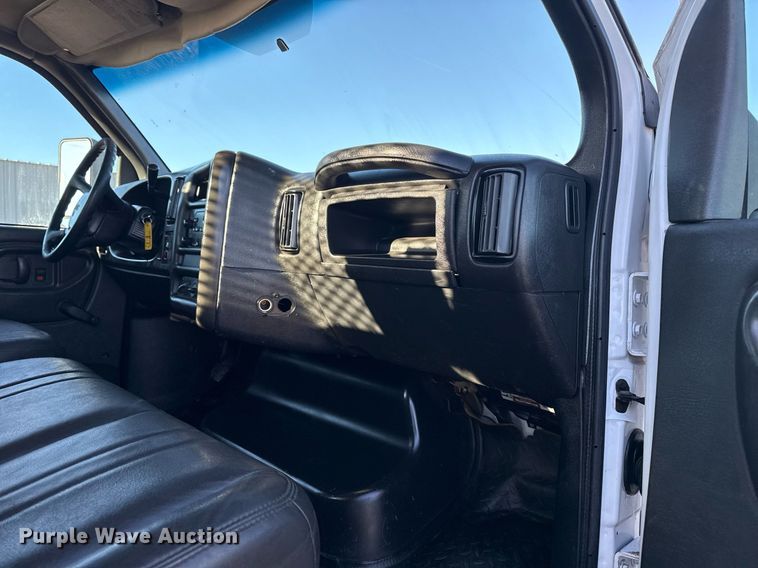 image for item EG2584 2005 GMC C5500 flatbed truck