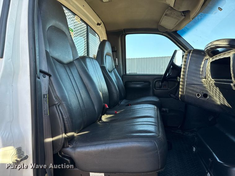 image for item EG2584 2005 GMC C5500 flatbed truck