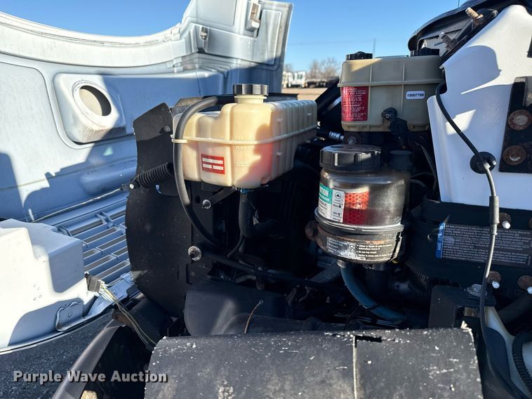 image for item EG2584 2005 GMC C5500 flatbed truck