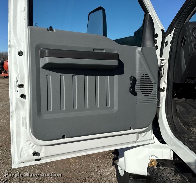 image for item EG2586 2015 Ford F750 Super Duty box truck