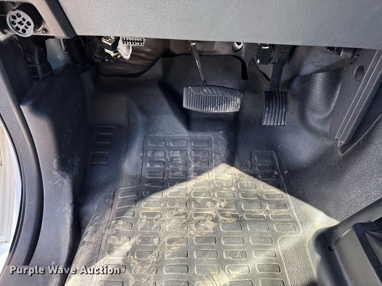 image for item EG2586 2015 Ford F750 Super Duty box truck