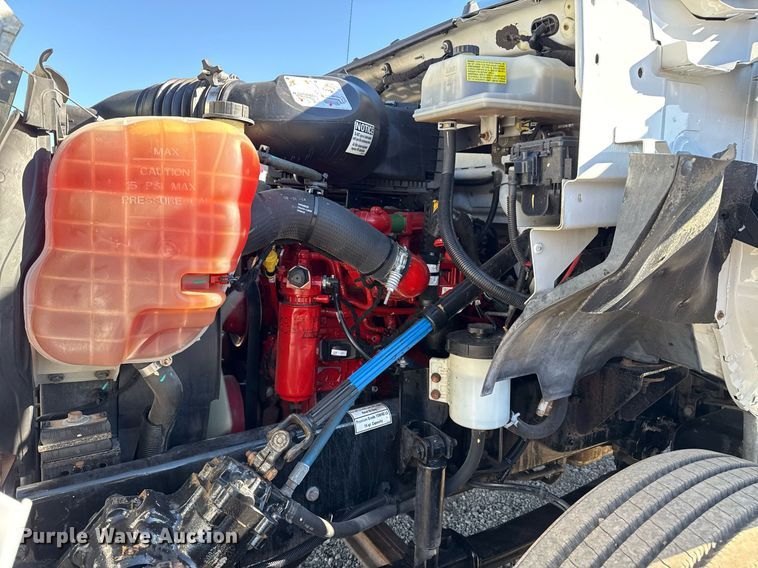 image for item EG2586 2015 Ford F750 Super Duty box truck