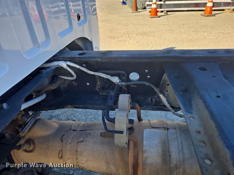 image for item EI4170 2016 Ford F550 truck cab and chassis