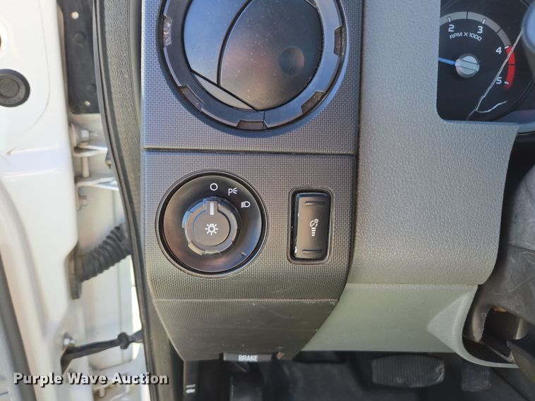 image for item EI4170 2016 Ford F550 truck cab and chassis