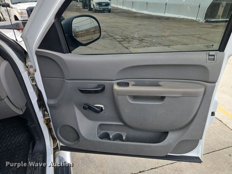 image for item EI8851 2013 GMC Sierra 2500HD Ext. Cab pickup truck