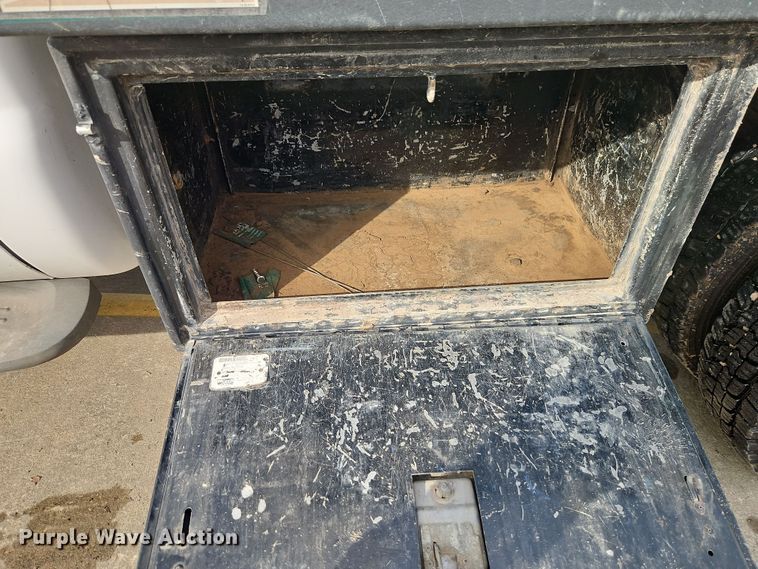 image for item EI8853 2004 Ford F550 Super Duty dump flatbed truck