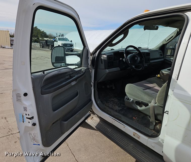 image for item EI8853 2004 Ford F550 Super Duty dump flatbed truck