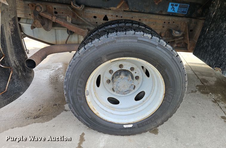 image for item EI8853 2004 Ford F550 Super Duty dump flatbed truck