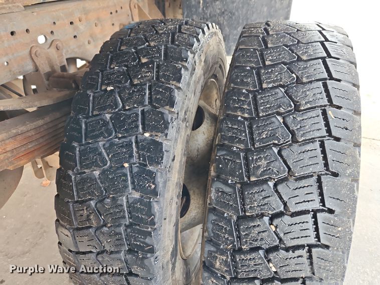 image for item EI8853 2004 Ford F550 Super Duty dump flatbed truck