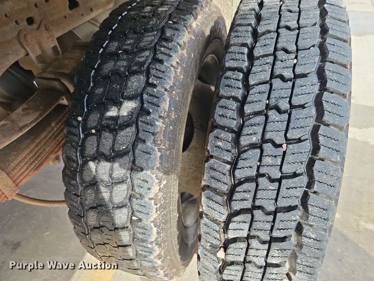 image for item EI8853 2004 Ford F550 Super Duty dump flatbed truck