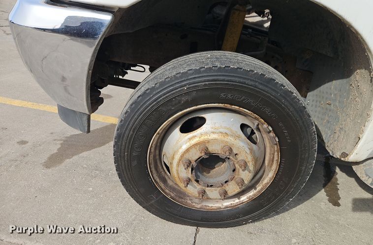 image for item EI8853 2004 Ford F550 Super Duty dump flatbed truck