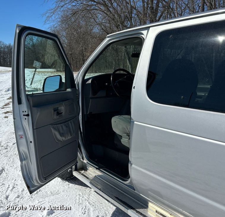 image for item EK2688 2001 Ford E350 Super Duty XLT van