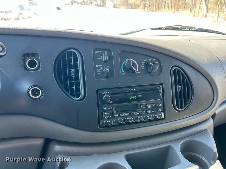 image for item EK2688 2001 Ford E350 Super Duty XLT van