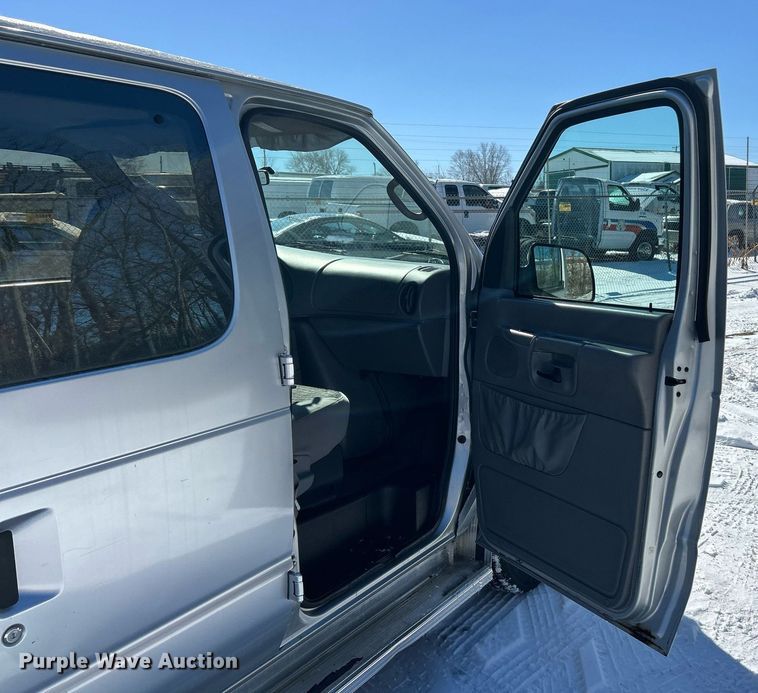 image for item EK2688 2001 Ford E350 Super Duty XLT van