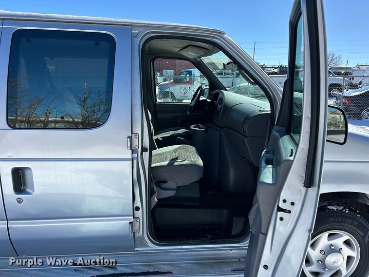 image for item EK2688 2001 Ford E350 Super Duty XLT van