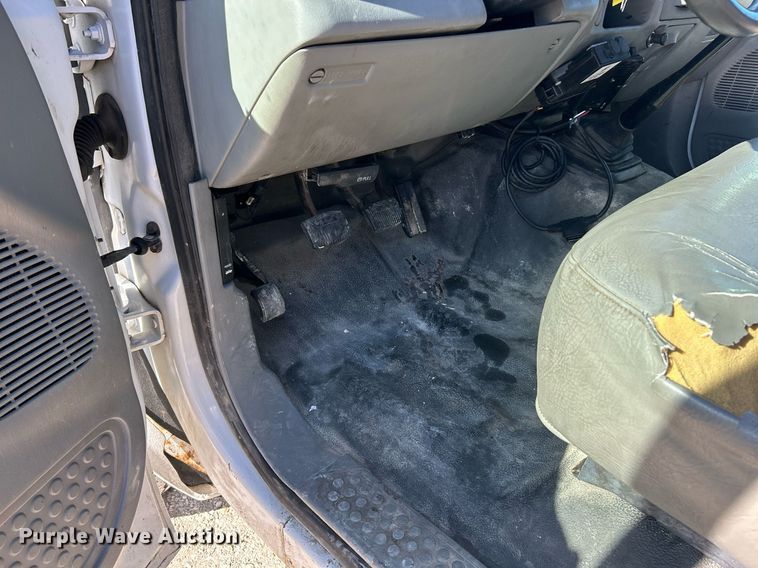 image for item EK2708 2002 Ford F450 Super Duty flatbed truck