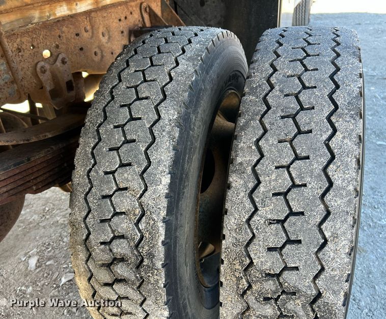 image for item EK2708 2002 Ford F450 Super Duty flatbed truck