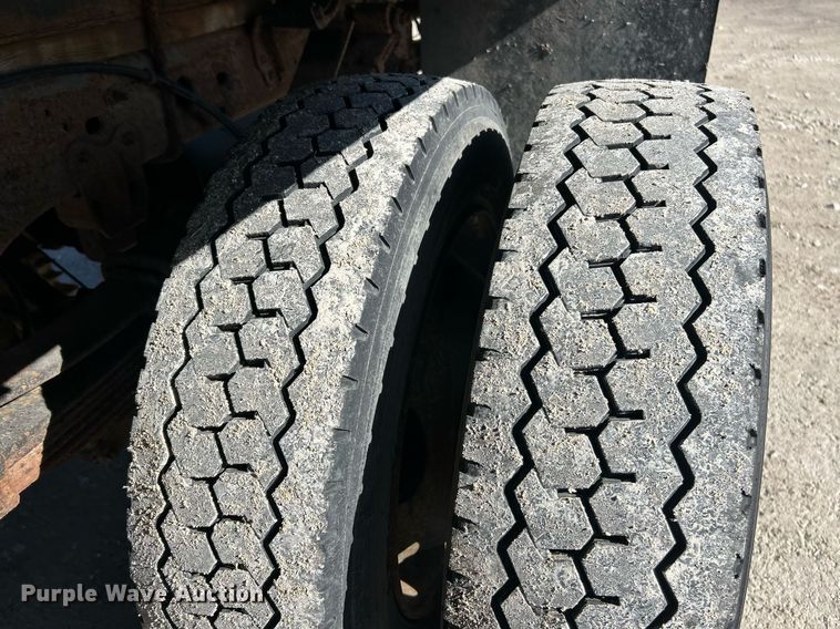 image for item EK2708 2002 Ford F450 Super Duty flatbed truck