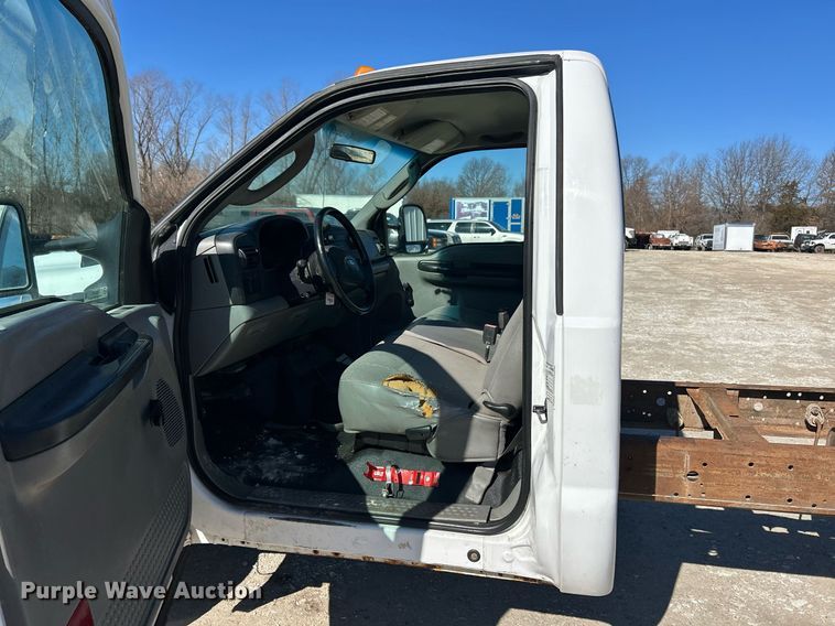 image for item EK2710 2006 Ford F450 Super Duty truck cab and chassis