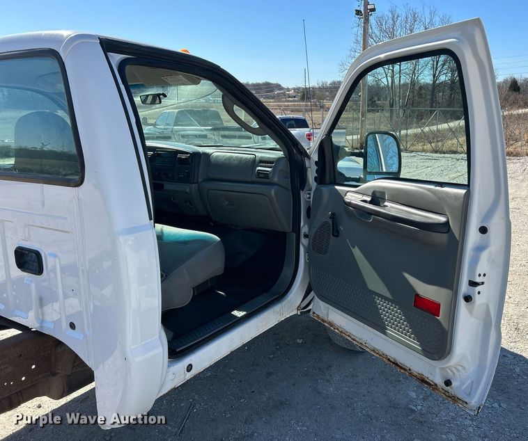 image for item EK2710 2006 Ford F450 Super Duty truck cab and chassis