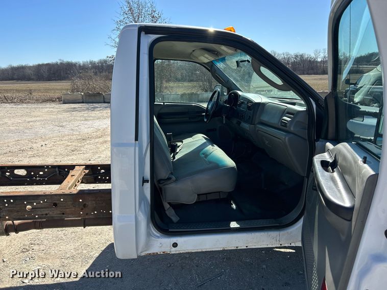image for item EK2710 2006 Ford F450 Super Duty truck cab and chassis