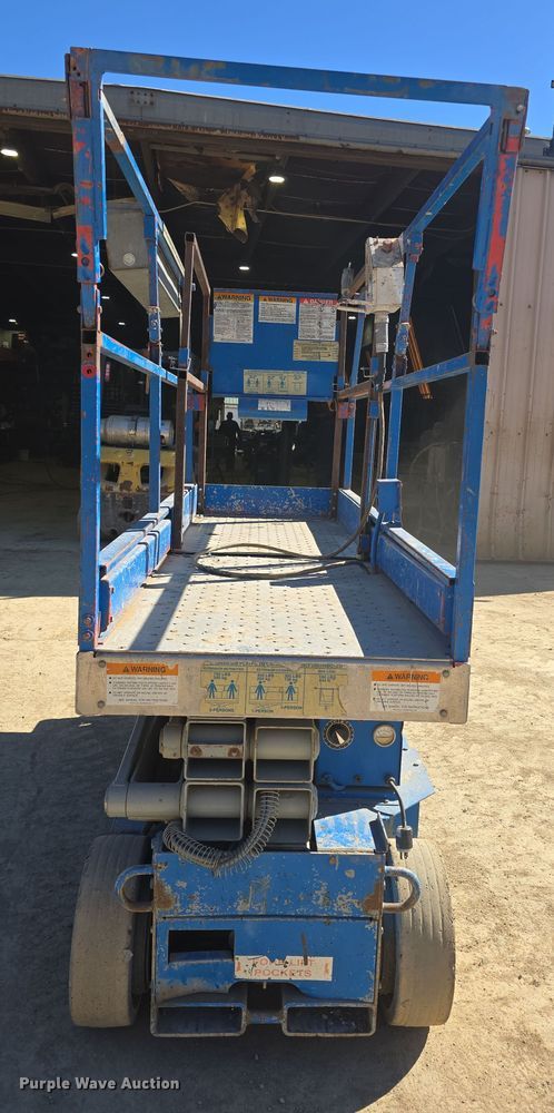 image for item EK5021 1994 MEC 2033 scissor lift