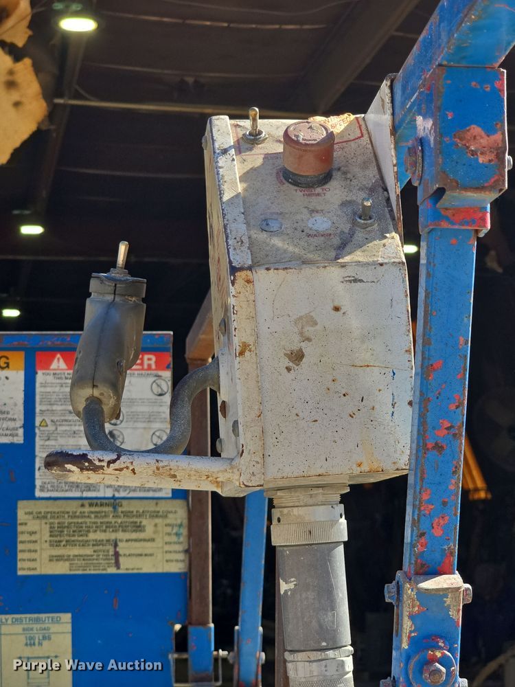 image for item EK5021 1994 MEC 2033 scissor lift