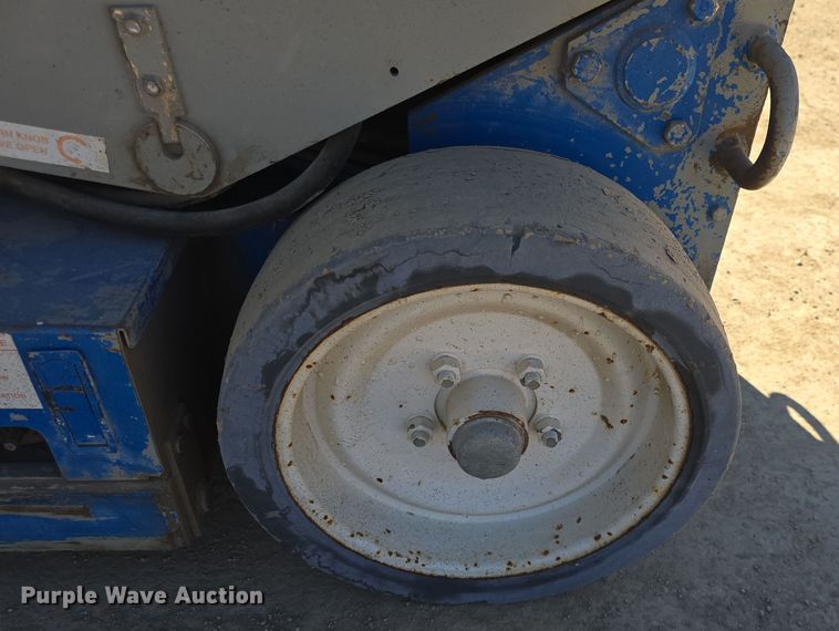 image for item EK5021 1994 MEC 2033 scissor lift