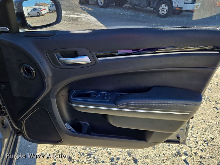 image for item EN8680 2018 Chrysler 300 S 