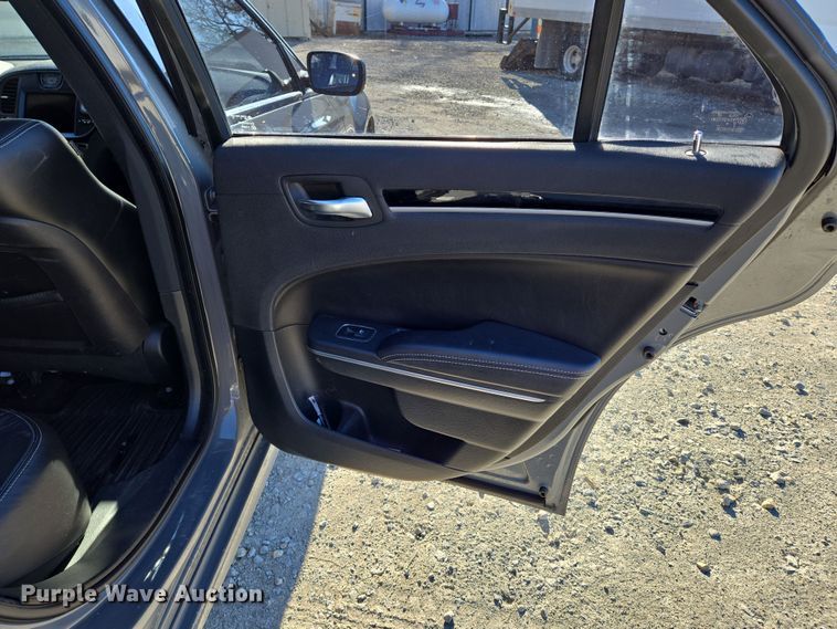 image for item EN8680 2018 Chrysler 300 S 