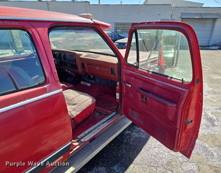 image for item EQ3994 1984 Dodge Ram 350 Royal SE Crew Cab pickup truck