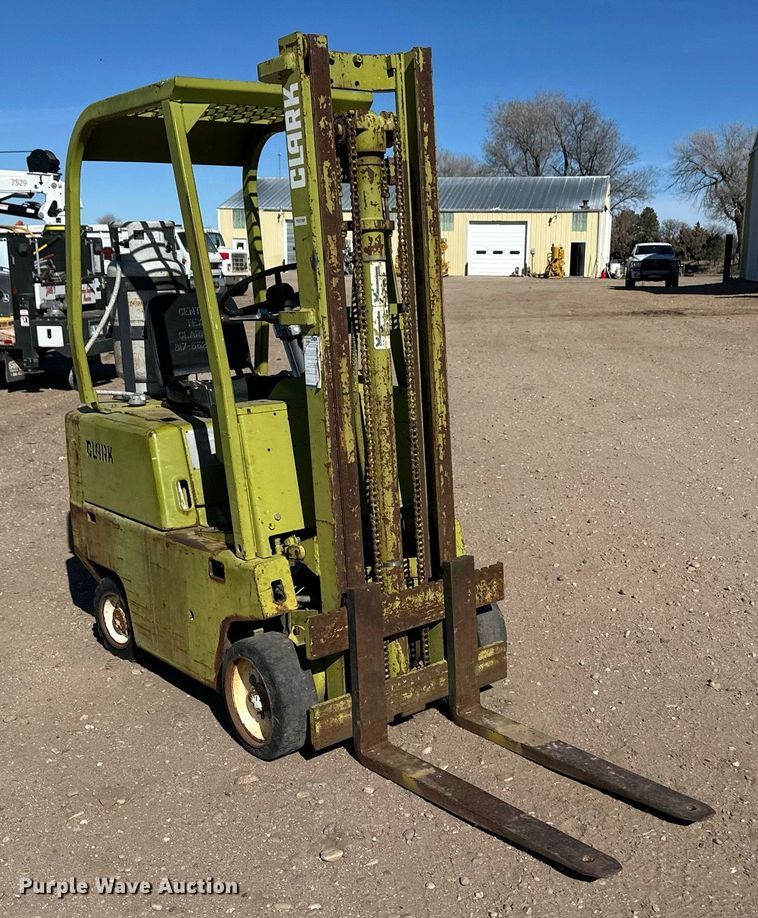 image for item ER8735 Clark forklift