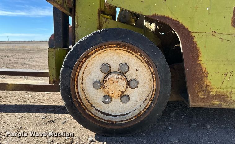 image for item ER8735 Clark forklift
