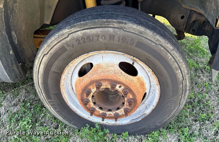 image for item EY9946 2008 Ford F550 Super Duty flatbed truck