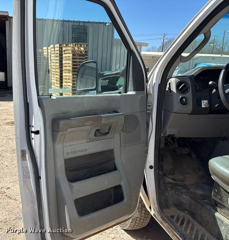 image for item EY9947 2016 Ford E350 Super Duty box truck