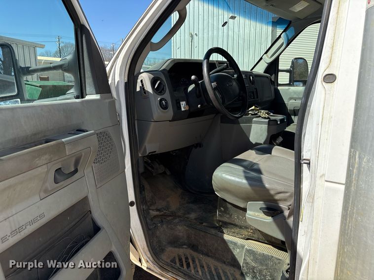 image for item EY9947 2016 Ford E350 Super Duty box truck