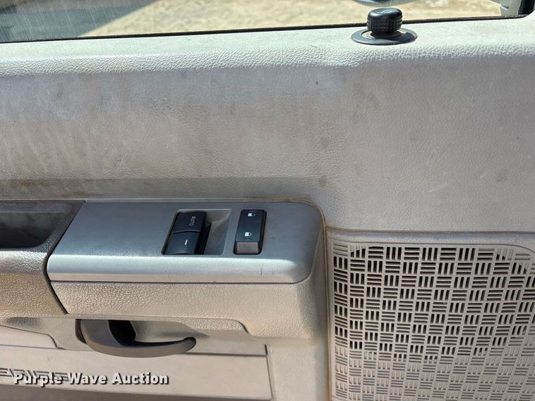 image for item EY9947 2016 Ford E350 Super Duty box truck