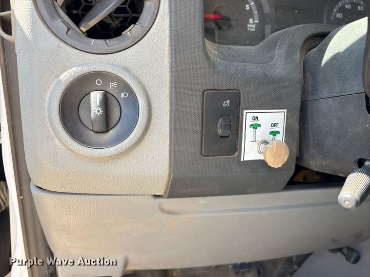 image for item EY9947 2016 Ford E350 Super Duty box truck