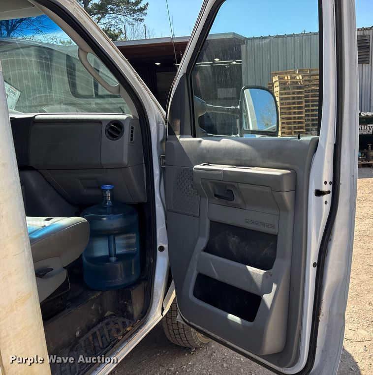 image for item EY9947 2016 Ford E350 Super Duty box truck